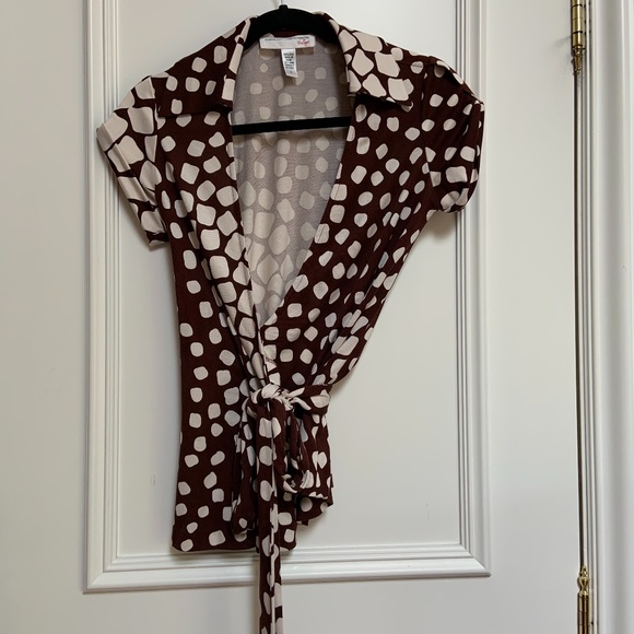 DVF Vintage Silk Brown and White Wrap Top - Picture 3 of 6